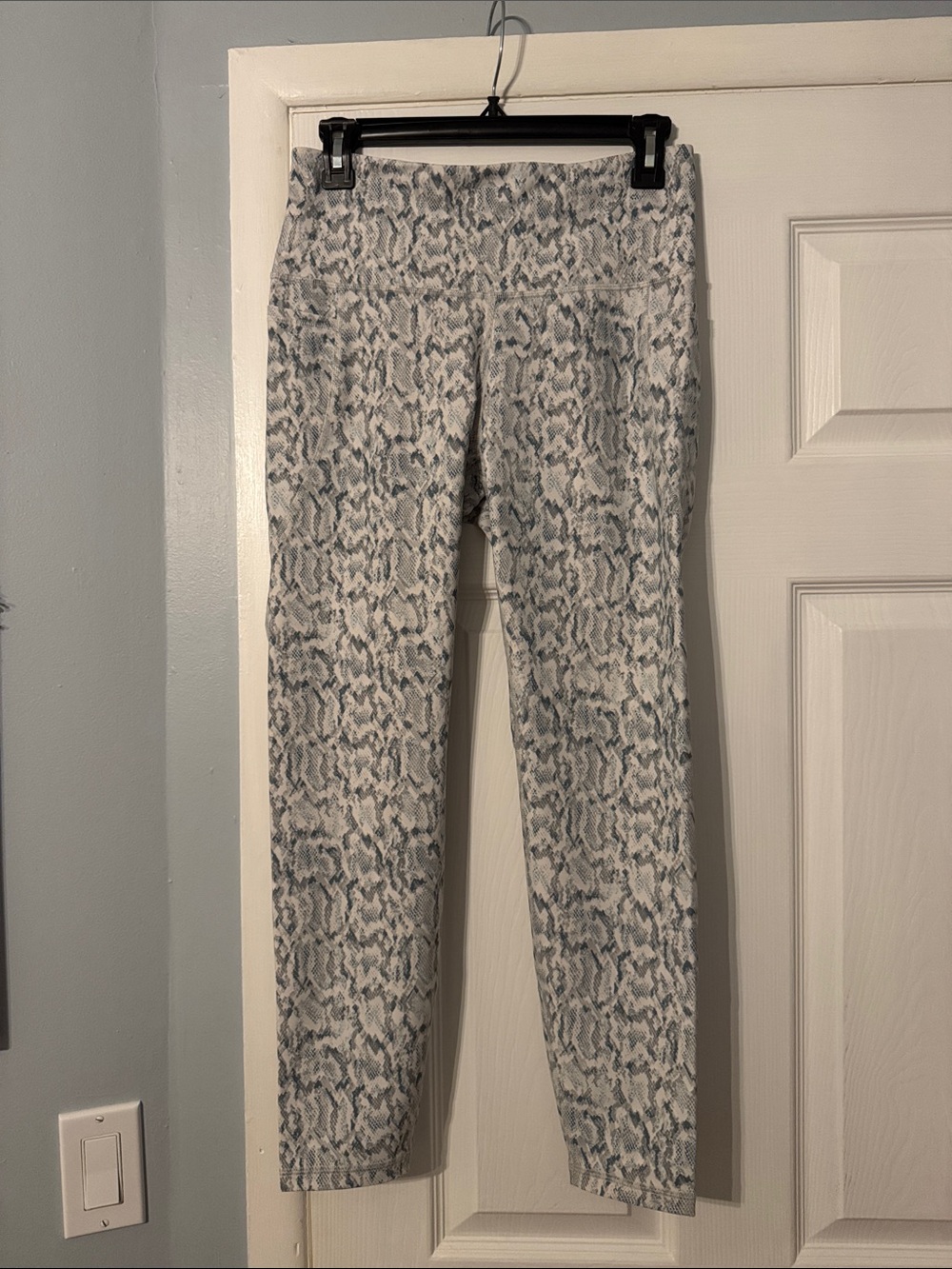 Old Navy White and Gray Patterned Leggings
